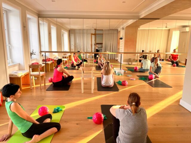 ✨ Workshop Pilates & diastáza ✨

Krásné odpoledne plné vědomého pohybu a péče o ženské tělo. 💗
Zaměřily jsme se na pochopení diastázy, aktivaci středu těla i dech – jemně, ale efektivně. 💫

Děkujeme skvělým lektorkám – Jani Cukrové za pilates vedení a Terezii Kamešové za fyzioterapeutický vhled. 🙏

A vám všem za krásnou energii, kterou v Asanty společně tvoříme. 💛