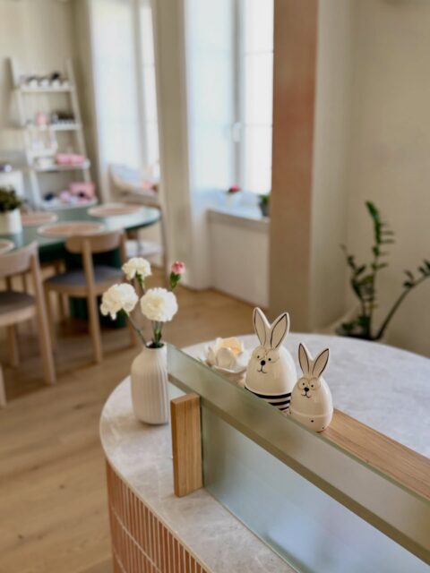 Krásné a klidné Velikonoce z Asanty 🌿🐰🐣

Ať vám sváteční dny přinesou lehkost, nový dech a chvíle jen pro sebe. Možná mezi návštěvami a tradicemi najdete i prostor zastavit se, protáhnout tělo a zklidnit mysl… 💛

I během svátků jsme tu pro vás na podložce:
✨ Pátek 18:00 – Hatha jóga na otevření kyčlí ~ Nikola Janoviak @nikolajanoviak 
✨ Sobota 8:30 – Jógalates ~ Jana Cukrová @cukrovajana 
✨ Pondělí 16:30 – Jóga pro zdravá záda ~ Nikola Janoviak
✨ Pondělí 18:00 – Power jóga ~ Nikola Janoviak
✨ Pondělí 19:30 – Jemná večerní Jin jóga ~ Jana Cukrová

Rezervace lekce https://asanty.isportsystem.cz

Krásné Velikonoce 🌸